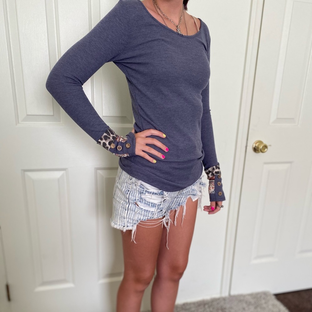 Long sleeve with wrist detail.